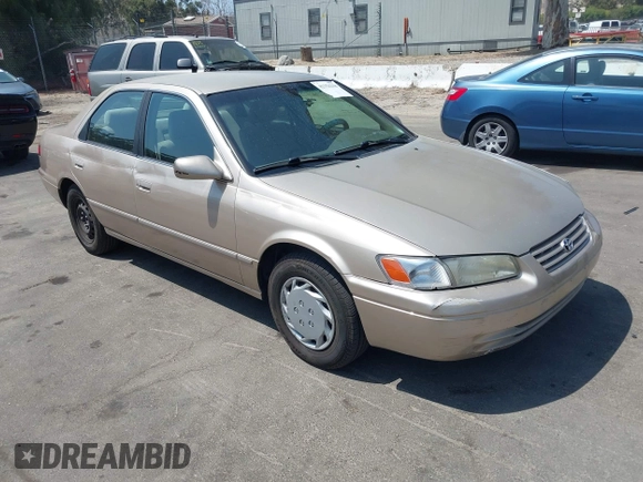 1999 Toyota Camry LE z VIN JT2BG22K1X0369726, wystawiony jako IAAI lot #42354218 z przebiegiem 213 828 mil mil oraz . Historia ofert i sprzedaży dostępna na DreamBid. Obrazek 1.