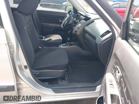 2013 Kia Soul + z VIN KNDJT2A66D7525412, wystawiony jako IAAI lot #42177636 z przebiegiem 67 310 mil mil oraz . Historia ofert i sprzedaży dostępna na DreamBid. Obrazek 5.