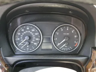 2006 BMW 3 Series 325i z VIN WBAVB13596KX46910, wystawiony jako Copart lot #60641585 z przebiegiem Nie podano mil oraz Nie do naprawy • Non repairable. Historia ofert i sprzedaży dostępna na DreamBid. Obrazek 9.
