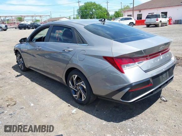 2024 Hyundai Elantra SEL z VIN KMHLS4DG3RU836490, wystawiony jako IAAI lot #42309437 z przebiegiem 7 679 mil mil oraz . Historia ofert i sprzedaży dostępna na DreamBid. Obrazek 3.