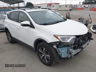 2018 Toyota RAV4 XLE z VIN JTMWFREV6JJ736406, wystawiony jako IAAI lot #42227837 z przebiegiem 95 483 mil mil oraz . Historia ofert i sprzedaży dostępna na DreamBid. Obrazek 1.
