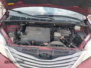 2013 Toyota Sienna XLE AAS z VIN 5TDYK3DC5DS380894, wystawiony jako IAAI lot #42271097 z przebiegiem 145 494 mil mil oraz . Historia ofert i sprzedaży dostępna na DreamBid. Obrazek 10.