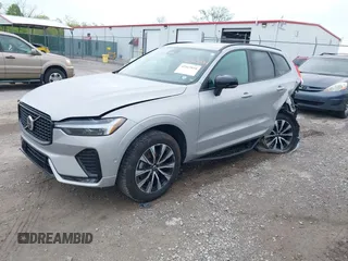 2024 Volvo XC60 Plus Dark Theme z VIN YV4L12RL5R1885058, wystawiony jako IAAI lot #42167034 z przebiegiem 25 886 mil mil oraz . Historia ofert i sprzedaży dostępna na DreamBid. Obrazek 2.