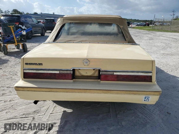 1982 Chrysler LeBaron z VIN 1C3BC45B6CG185348, wystawiony jako Copart lot #47381185 z przebiegiem 69 381 mil mil oraz Tytuł czysty. Historia ofert i sprzedaży dostępna na DreamBid. Obrazek 6.