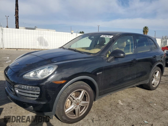 2013 Porsche Cayenne S Hybrid z VIN WP1AE2A21DLA14185, wystawiony jako Copart lot #81671674 z przebiegiem 118 890 mil mil oraz Czysty tytuł • Clean title. Historia ofert i sprzedaży dostępna na DreamBid. Obrazek 1.