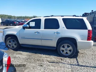 2010 Chevrolet Tahoe LTZ z VIN 1GNUCCE01AR184758, wystawiony jako IAAI lot #41577674 z przebiegiem 245 352 mil mil oraz . Historia ofert i sprzedaży dostępna na DreamBid. Obrazek 14.