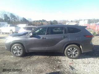2021 Toyota Highlander XLE with VIN 5TDGZRAH4MS063067, listed as a IAAI auction lot 41740221 with 68,376 mi miles. Bid and sale history available at carsss.com. Image 14.