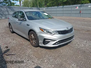 2020 Kia Optima LX z VIN 5XXGT4L31LG381038, wystawiony jako IAAI lot #42418375 z przebiegiem 110 520 mil mil oraz . Historia ofert i sprzedaży dostępna na DreamBid. Obrazek 1.