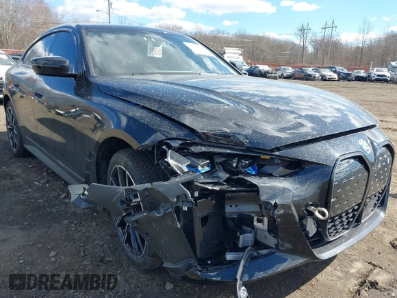 2024 BMW i4 xDrive40 z VIN WBY83FB04RFT19615, wystawiony jako IAAI lot #41679918 z przebiegiem 3 883 mil mil oraz . Historia ofert i sprzedaży dostępna na DreamBid. Obrazek 6.