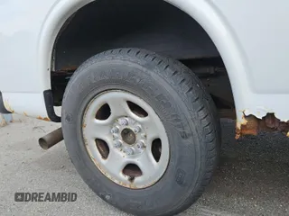 2005 Chevrolet Express Cargo z VIN 1GCFG15X451215108, wystawiony jako IAAI lot #42607984 z przebiegiem 127 758 mil mil oraz . Historia ofert i sprzedaży dostępna na DreamBid. Obrazek 37.