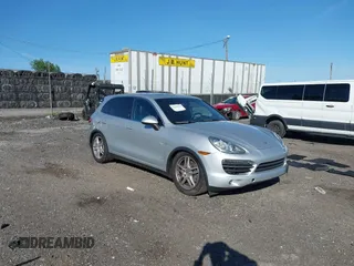 2013 Porsche Cayenne S Hybrid с VIN WP1AE2A29DLA15374, выставлен на аукционе IAAI как лот 42269420 с пробегом 127 109 миль миль и . История ставок и продаж доступна на DreamBid. Изображение 1.