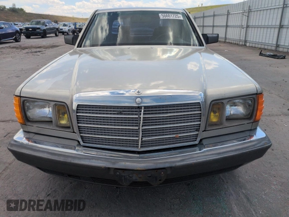 1985 Mercedes-Benz 500 SEL z VIN WDBCA37D4FA159349, wystawiony jako Copart lot #56601725 z przebiegiem 168 327 mil mil oraz Czysty tytuł • Clean title. Historia ofert i sprzedaży dostępna na DreamBid. Obrazek 5.
