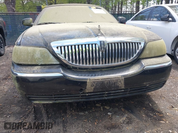2004 Lincoln Town Car Ultimate z VIN 1LNHM83W34Y680212, wystawiony jako IAAI lot #42038987 z przebiegiem 108 450 mil mil oraz . Historia ofert i sprzedaży dostępna na DreamBid. Obrazek 6.