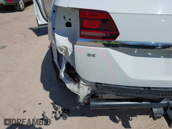 2018 Volkswagen Atlas SE with VIN 1V2KR2CAXJC586848, listed as a IAAI auction lot 42200959 with 96,336 mi miles and . Bid and sale history available at DreamBid. Image 18.
