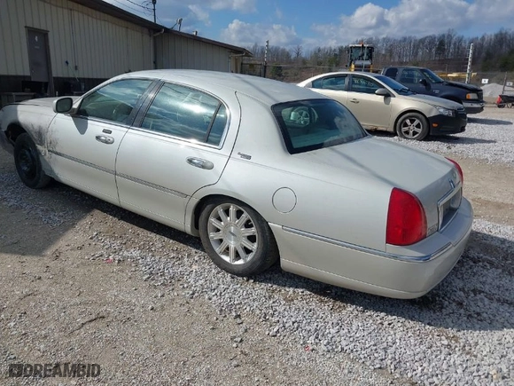 2007 Lincoln Town Car Signature Limited with VIN 1LNHM82V97Y609447, listed as a IAAI auction lot 41689357 with 68,134 mi miles. Bid and sale history available at carsss.com. Image 3.