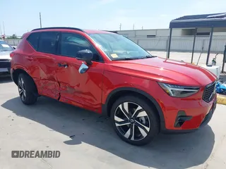 2025 Volvo XC40 Ultimate Dark Theme z VIN YV4L12UM3S2529546, wystawiony jako IAAI lot #42270947 z przebiegiem 787 mil mil oraz . Historia ofert i sprzedaży dostępna na DreamBid. Obrazek 1.