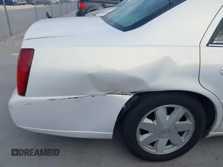 2004 Cadillac DeVille DTS z VIN 1G6KF579X4U238691, wystawiony jako IAAI lot #41367367 z przebiegiem 69 902 mil mil oraz . Historia ofert i sprzedaży dostępna na DreamBid. Obrazek 6.