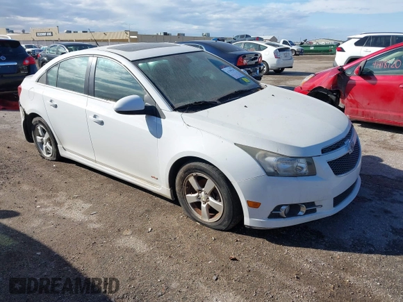 2014 Chevrolet Cruze 1LT z VIN 1G1PC5SB5E7190497, wystawiony jako IAAI lot #41399147 z przebiegiem 159 724 mil mil oraz . Historia ofert i sprzedaży dostępna na DreamBid. Obrazek 1.