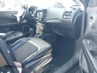 2020 Jeep Compass Latitude z VIN 3C4NJDBB6LT164241, wystawiony jako IAAI lot #41502823 z przebiegiem 75 314 mil mil oraz . Historia ofert i sprzedaży dostępna na DreamBid. Obrazek 5.