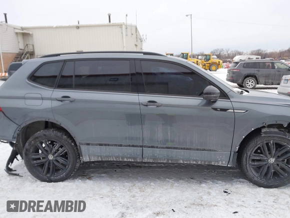 2022 Volkswagen Tiguan SE R-Line Black z VIN 3VVCB7AX9NM024296, wystawiony jako IAAI lot #41592795 z przebiegiem 45 308 mil mil oraz . Historia ofert i sprzedaży dostępna na DreamBid. Obrazek 14.
