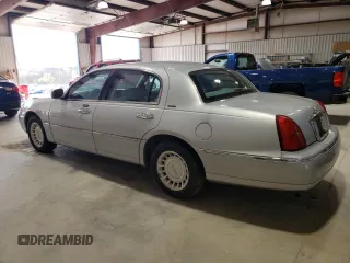 2002 Lincoln Town Car Executive z VIN 1LNHM81W32Y628546, wystawiony jako Copart lot #54248775 z przebiegiem 188 496 mil mil oraz Czysty tytuł • Clean title. Historia ofert i sprzedaży dostępna na DreamBid. Obrazek 2.