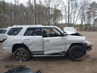 2018 Toyota 4Runner SR5 z VIN JTEBU5JR2J5563719, wystawiony jako IAAI lot #41795840 z przebiegiem Nie podano mil oraz . Historia ofert i sprzedaży dostępna na DreamBid. Obrazek 14.