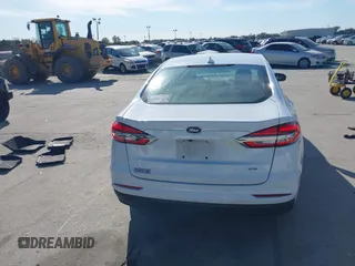 2019 Ford Fusion SE with VIN 3FA6P0H76KR261861, listed as a IAAI auction lot 41031650 with 132,040 mi miles. Bid and sale history available at carsss.com. Image 17.