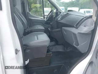 2019 Ford Transit z VIN 1FTYE2CMXKKB67987, wystawiony jako IAAI lot #42314124 z przebiegiem 46 021 mil mil oraz . Historia ofert i sprzedaży dostępna na DreamBid. Obrazek 5.