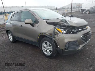 2021 Chevrolet Trax LS z VIN KL7CJNSB0MB324627, wystawiony jako IAAI lot #42076431 z przebiegiem 27 253 mil mil oraz . Historia ofert i sprzedaży dostępna na DreamBid. Obrazek 1.