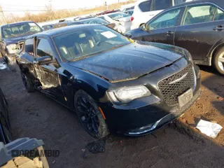 2019 Chrysler 300 with VIN 2C3CCABG6KH637059, listed as a IAAI auction lot 41631640 with 95,254 mi miles. Bid and sale history available at carsss.com. Image 1.