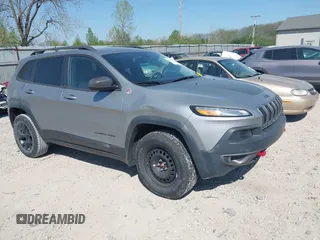 2015 Jeep Cherokee Trailhawk z VIN 1C4PJMBS5FW726508, wystawiony jako IAAI lot #42096654 z przebiegiem 94 729 mil mil oraz . Historia ofert i sprzedaży dostępna na DreamBid. Obrazek 1.