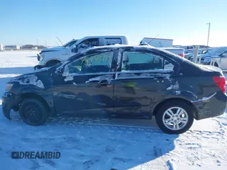 2015 Chevrolet Sonic LT z VIN 1G1JC5SH8F4194265, wystawiony jako IAAI lot #40945117 z przebiegiem 77 229 mil mil oraz . Historia ofert i sprzedaży dostępna na DreamBid. Obrazek 14.