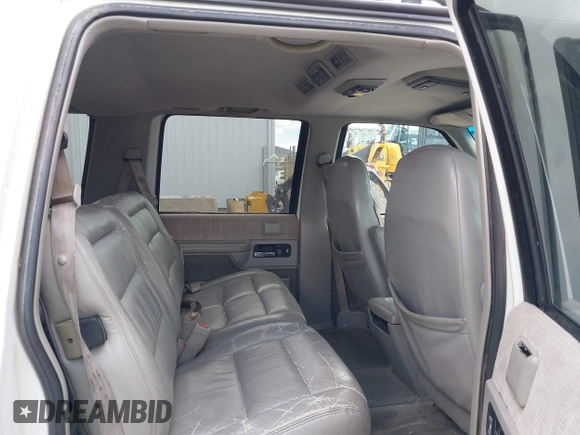 1994 GMC Suburban z VIN 1GKGK26N6RJ771534, wystawiony jako IAAI lot #42359227 z przebiegiem 257 865 mil mil oraz . Historia ofert i sprzedaży dostępna na DreamBid. Obrazek 8.