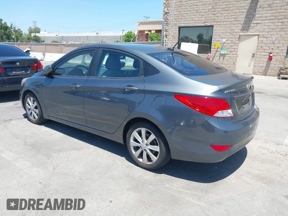 2013 Hyundai Accent GLS z VIN KMHCU4AE9DU427450, wystawiony jako IAAI lot #42415750 z przebiegiem 105 890 mil mil oraz . Historia ofert i sprzedaży dostępna na DreamBid. Obrazek 3.