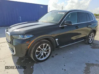 2024 BMW X5 xDrive40i z VIN 5UX23EU06R9T35813, wystawiony jako Copart lot #57442245 z przebiegiem 41 072 mil mil oraz Tytuł czysty. Historia ofert i sprzedaży dostępna na DreamBid. Obrazek 1.