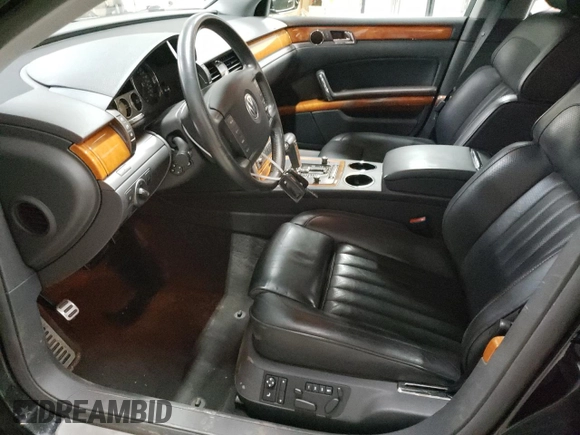 2004 Volkswagen Phaeton V8 z VIN WVWAF63D048011110, wystawiony jako Copart lot #66467834 z przebiegiem 138 229 mil mil oraz Tytuł czysty. Historia ofert i sprzedaży dostępna na DreamBid. Obrazek 7.