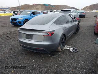 2025 Tesla Model 3 Long Range z VIN 5YJ3E1EA0SF906935, wystawiony jako IAAI lot #41915554 z przebiegiem 1 715 mil mil oraz . Historia ofert i sprzedaży dostępna na DreamBid. Obrazek 4.