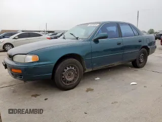 1996 Toyota Camry LE z VIN 4T1BF12K8TU862936, wystawiony jako Copart lot #55255645 z przebiegiem 226 171 mil mil oraz Czysty tytuł • Clean title. Historia ofert i sprzedaży dostępna na DreamBid. Obrazek 1.