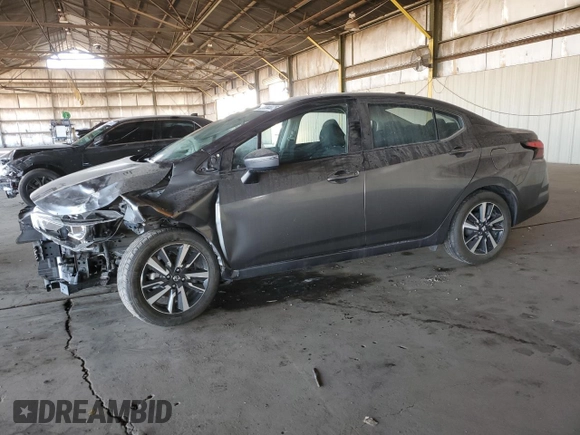 2021 Nissan Versa SV z VIN 3N1CN8EV4ML853935, wystawiony jako Copart lot #66657015 z przebiegiem 66 184 mil mil oraz Czysty tytuł • Clean title. Historia ofert i sprzedaży dostępna na DreamBid. Obrazek 1.