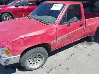 1992 Toyota Pickup DLX z VIN JT4RN82P8N5056666, wystawiony jako IAAI lot #42320829 z przebiegiem 147 032 mil mil oraz . Historia ofert i sprzedaży dostępna na DreamBid. Obrazek 6.