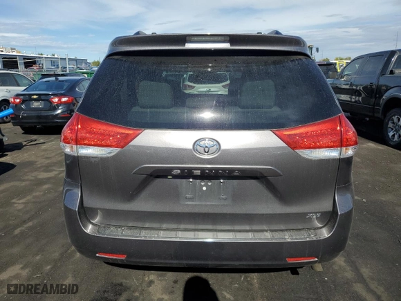 2014 Toyota Sienna XLE with VIN 5TDYK3DC8ES457727, listed as a Copart auction lot 77224224 with 121,879 mi miles and Salvage Title. Bid and sale history available at carsss.com. Image 6.