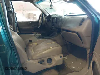 1998 Ford Expedition XLT z VIN 1FMPU18L7WLB31520, wystawiony jako IAAI lot #42240145 z przebiegiem 231 104 mil mil oraz . Historia ofert i sprzedaży dostępna na DreamBid. Obrazek 5.