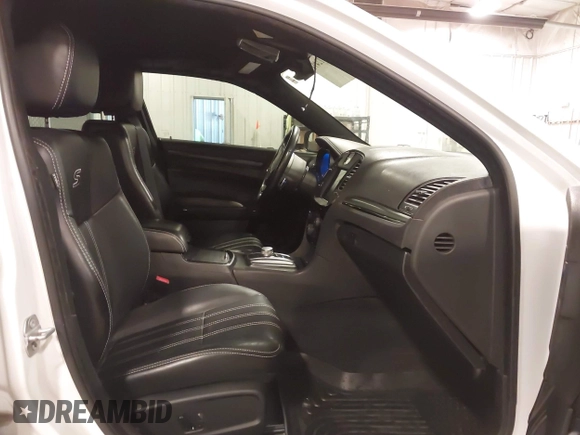 2015 Chrysler 300 S z VIN 2C3CCAGG7FH923212, wystawiony jako IAAI lot #42212494 z przebiegiem 105 000 mil mil oraz . Historia ofert i sprzedaży dostępna na DreamBid. Obrazek 5.