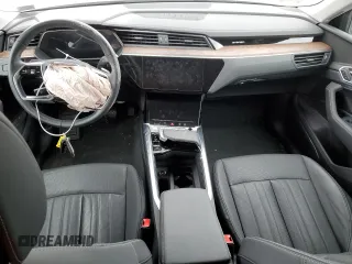 2020 Audi e-tron Sportback Premium Plus z VIN WA12ABGE5LB032271, wystawiony jako Copart lot #70638782 z przebiegiem 17 920 mil mil oraz . Historia ofert i sprzedaży dostępna na DreamBid. Obrazek 8.