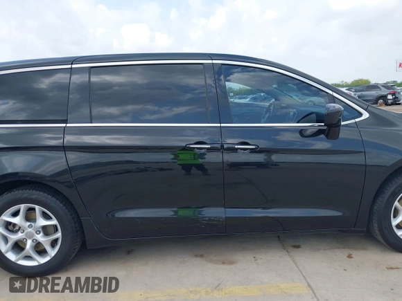 2018 Chrysler Pacifica Touring Plus z VIN 2C4RC1FG2JR129163, wystawiony jako IAAI lot #42105964 z przebiegiem 72 627 mil mil oraz . Historia ofert i sprzedaży dostępna na DreamBid. Obrazek 14.