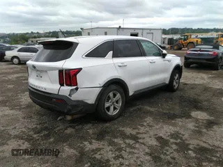 2021 Kia Sorento LX with VIN 5XYRG4LCXMG017520, listed as a IAAI auction lot 39440093 with 111,311 mi miles. Bid and sale history available at carsss.com. Image 4.