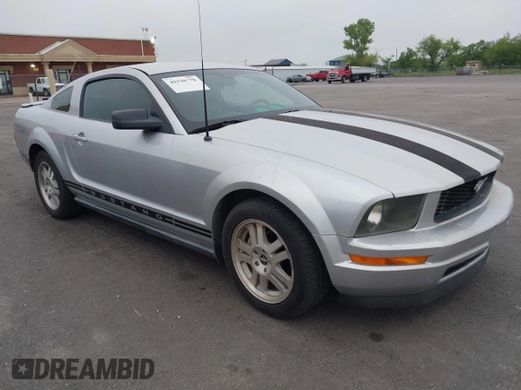2007 Ford Mustang Deluxe with VIN 1ZVFT80N275331507, listed as a IAAI auction lot 42120778 with 117,021 mi miles. Bid and sale history available at carsss.com. Image 1.