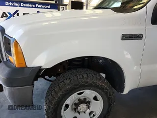2007 Ford F-250 XL z VIN 1FTNF21517EB22731, wystawiony jako IAAI lot #42563444 z przebiegiem 165 792 mil mil oraz . Historia ofert i sprzedaży dostępna na DreamBid. Obrazek 10.