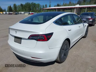 2020 Tesla Model 3 Standard Range Plus z VIN 5YJ3E1EA5LF615350, wystawiony jako IAAI lot #42194363 z przebiegiem 123 327 mil mil oraz . Historia ofert i sprzedaży dostępna na DreamBid. Obrazek 4.