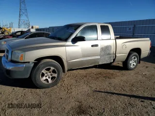 2005 Dodge Dakota SLT z VIN 1D7HE42K65S269227, wystawiony jako Copart lot #84977934 z przebiegiem 135 031 mil mil oraz Szkoda całkowita • Salvage title. Historia ofert i sprzedaży dostępna na DreamBid. Obrazek 1.